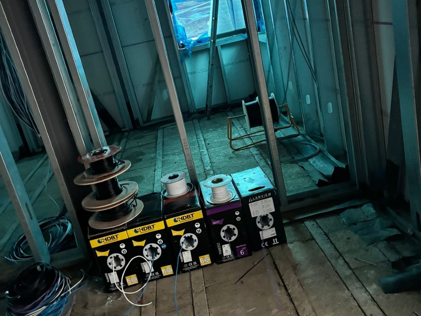 Structured network cabling first-fix in a new build