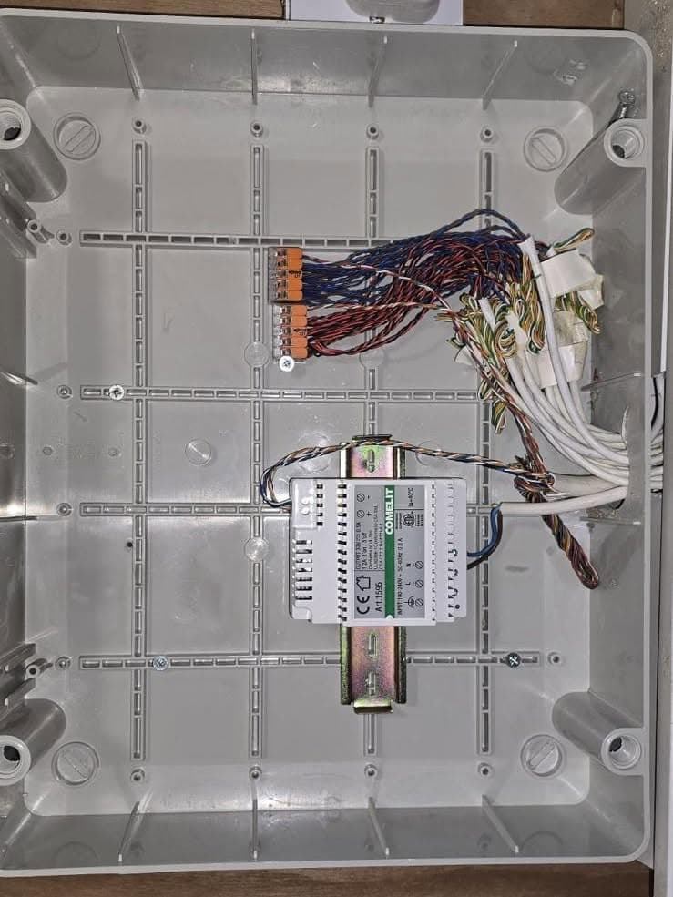 Comelit door entry power supply and cabling inside an access control enclosure